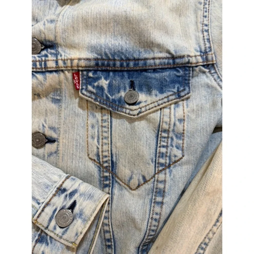 Levi's Trucker Jacket‎ Adult Medium Blue Denim Patched Button Long Sleeve.